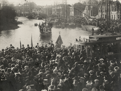 73985 Gezicht op de Stadsbuitengracht te Utrecht tijdens de aankomst van Sinterklaas. Op de achtergrond de bebouwing ...